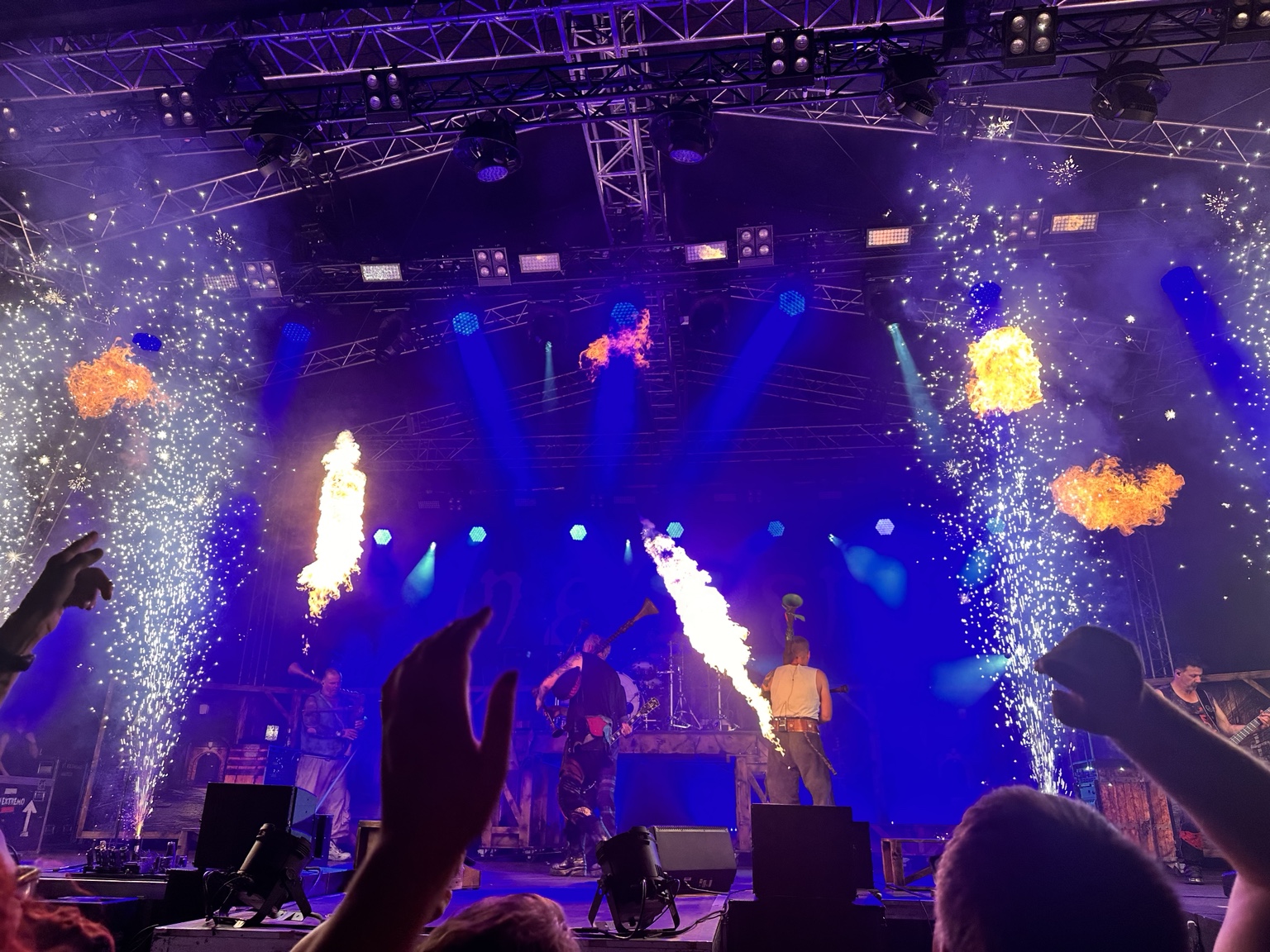 Konzert mit Lichtshow und Publikum