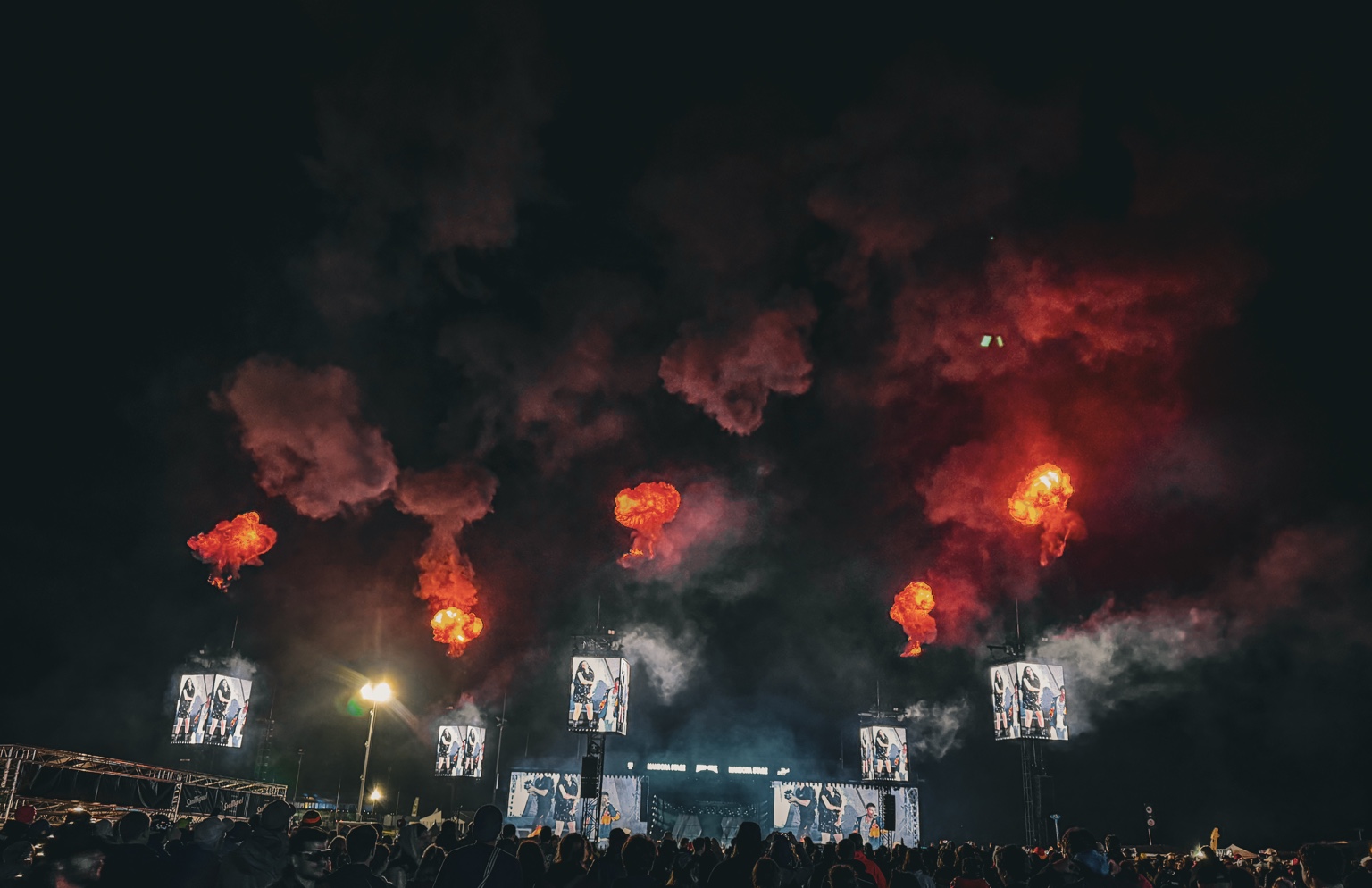 Feuerbälle über einer Festivalbühne