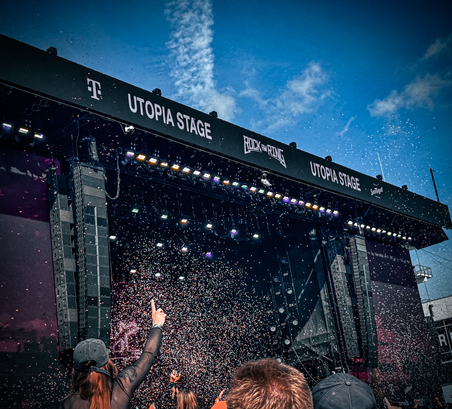 Utopia Stage mit Konfetti