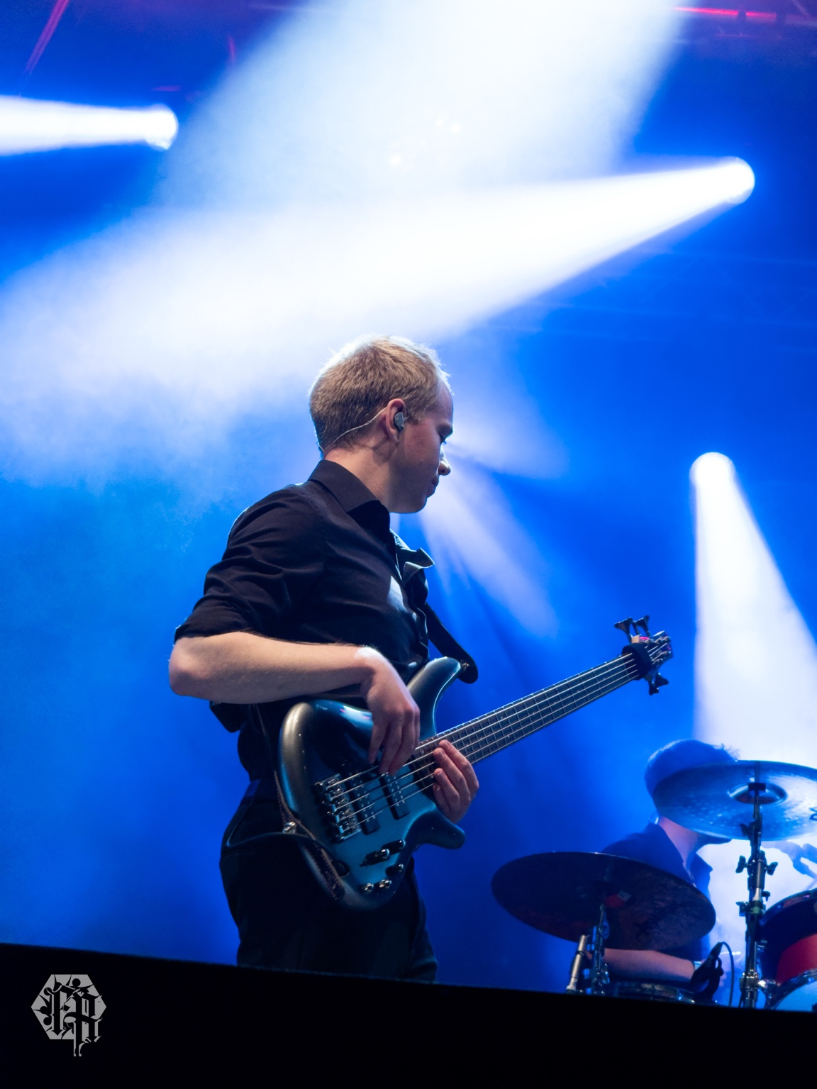 Bassist im blauen Bühnenlicht beim Wasserturm-Jubiläum